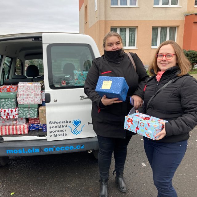 Pracovnice diakonie rozvážejí do rodin dárky,  které darovali lidé v rámci sbírky Krabice od bot | foto: Jan Beneš,  Český rozhlas