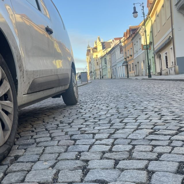 Vedení Loun zavedlo od ledna 2025 jednosměrný provoz v centru města | foto: Robin Röhrich,  Český rozhlas