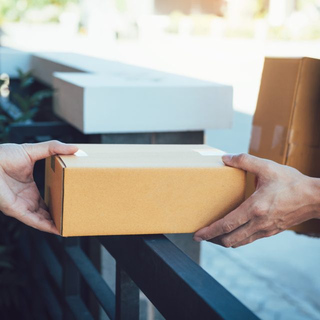 Doručování balíků  (ilustrační foto) | foto: Fotobanka Profimedia