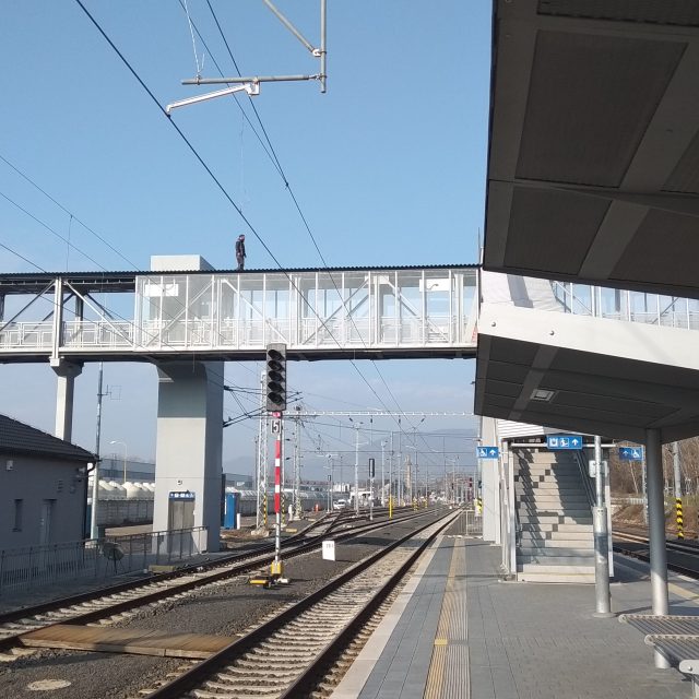 Tato část lávky patří Správě železnic – ta už je opravená. Navazuje na ni delší krytá lávka nad areálem sklárny,  která patří městu. To uvažuje o jejím zbourání | foto: Jana Vitásková,  Český rozhlas