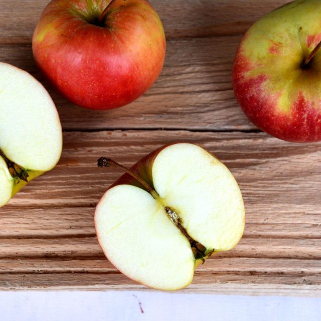 Na křížaly jablka krájíme i se slupkou,  když je pěkná | foto: Jolana Nováková,  Český rozhlas