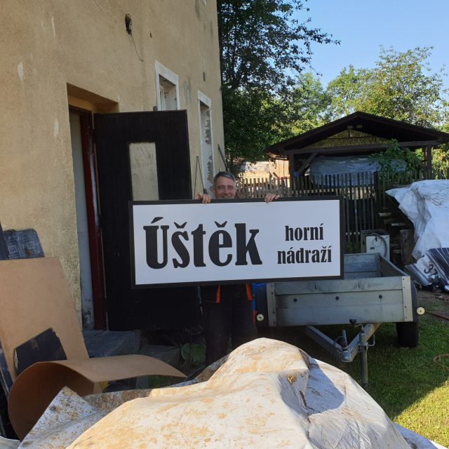 Nadšenci ze Zubrnické museální železnice mají za sebou další brigádu. Tentokrát se sešli v Úštěku | foto: Jan Bachorík,  Český rozhlas