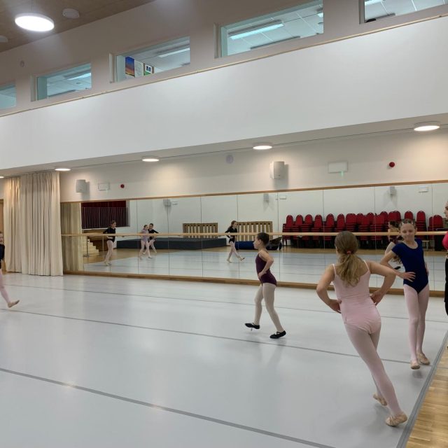 Nová sokolovna Luhačovice je nyní zázemím pro místní Základní uměleckou školu | foto: Blanka Kovandová,  Český rozhlas