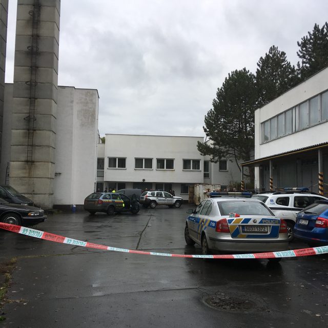 Prostor ústeckého krematoria za policejní páskou | foto: Gabriela Hauptvogelová,  Český rozhlas