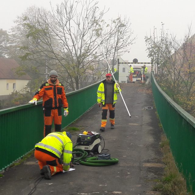 Experti diagnostikují poškozenou lávky přes Ohři v Radonicích | foto: Libor Želinský