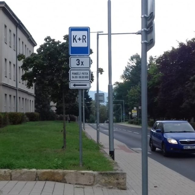 U škol v Děčíně přibydou dopravní značky pro krátkodobé parkovaní  | foto: Daniela Pilařová,  Český rozhlas