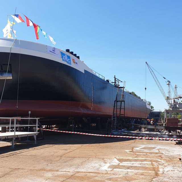 Nová loď  bude na dodání k zákazníkovi čekat v lovosickém přístavu. | foto: Jan Bachorík,  Český rozhlas