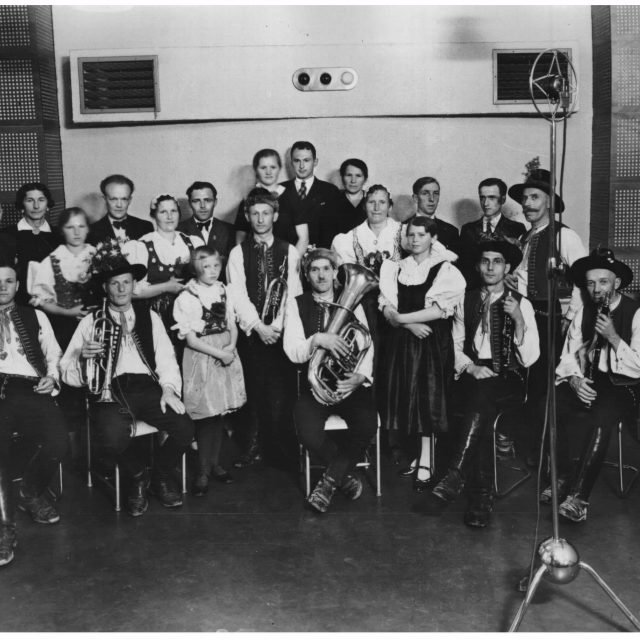 Valašská rozhlasová družina v ostravské rozhlasové stanici  (v zadní řadě zcela vlevo Cyril Mach,  třetí zleva František K. Zeman),  květen 1937 | foto: autor neznámý,  Archivní a programové fondy Českého rozhlasu
