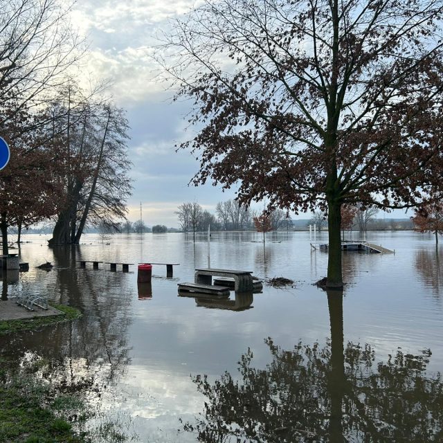 Voda z Labe v Křešicích vytvořila na nábřeží větší lagunu | foto: Lucie Heyzlová,  Český rozhlas