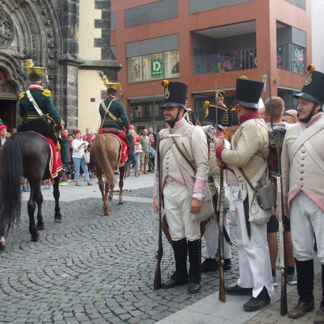 V pátek se Kostelním náměstí v Ústí nad Labem předvedli členové historických vojenských spolkůy  | foto: Stanislava Brádlová,  Český rozhlas