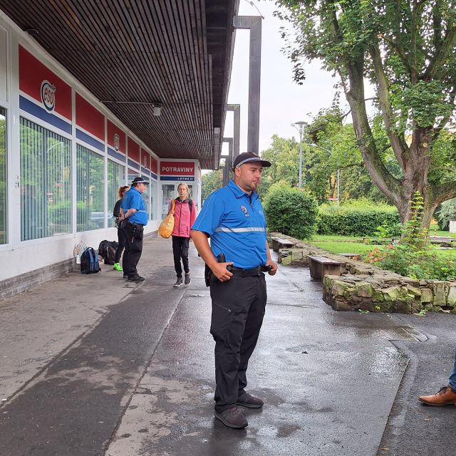 Teplice,  areál Perla v Řetenicích,  strážníci dohlížejí na dodržování zákazu pití alkoholu | foto: Jana Vitásková,  Český rozhlas