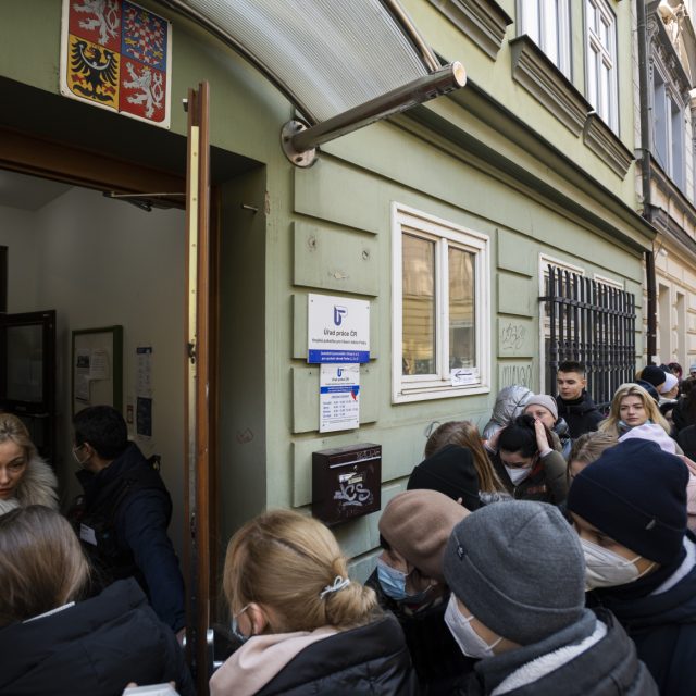 Váleční uprchlíci z Ukrajiny čekají před Úřadem práce  (ilustr. obr.) | foto: Ondřej Deml,  ČTK
