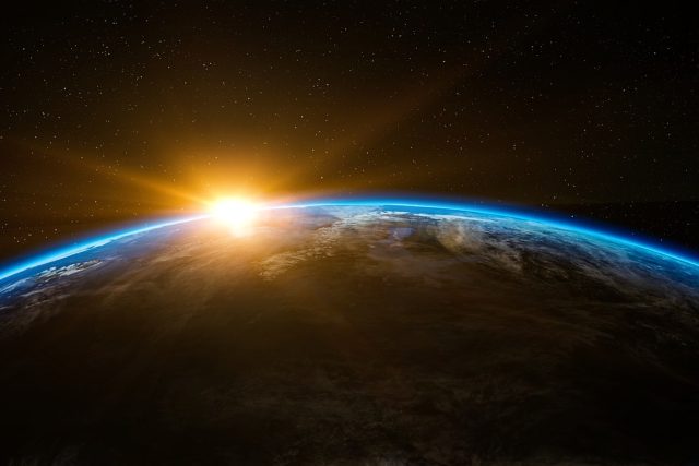 Zeměkoule a vycházející Slunce | foto: Fotobanka Pixabay