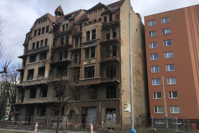 Budova bývalého hotelu Imperátor půjde brzy k zemi | foto: Gabriela Hauptvogelová,  Český rozhlas