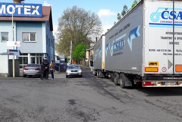 V areálu firmy Chemotex v Děčíně ráno unikl z cisterny nákladního auta fenol