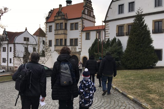 První návštěvníci míří do zámku v Benešově nad ploučnicí | foto: Daniela Pilařová,  Český rozhlas