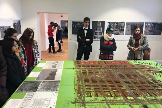 Rozlehlost vyhlazovacího tábora v Osvětimi ukazuje model v centru studií genocidy v Terezíně | foto: Lucie Valášková