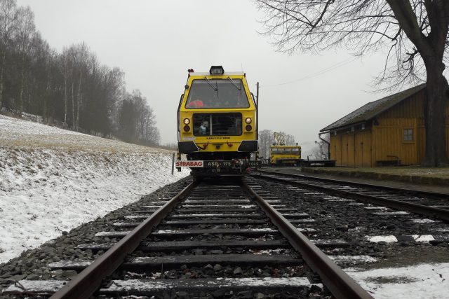 Stroj na podbíjení kolejí na nádraží v Zubrnicích | foto: Jan Bachorík,  Český rozhlas