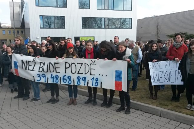 Studenti ústecké univerzity se připojili k celostátní výstražné stávce studentů | foto: Tomáš Kopecký