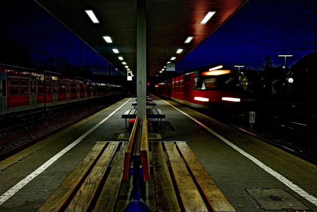 Noční vlakové nádraží | foto: Fotobanka Pixabay,  CC0 1.0
