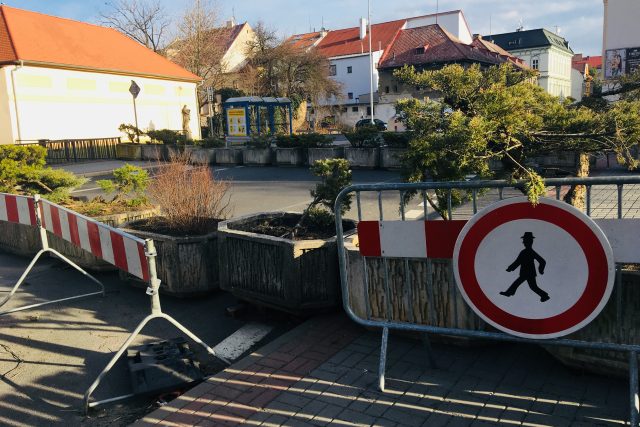 Lávka přes říčku Chomutovku je uzavřená | foto: Jan Beneš,  Český rozhlas