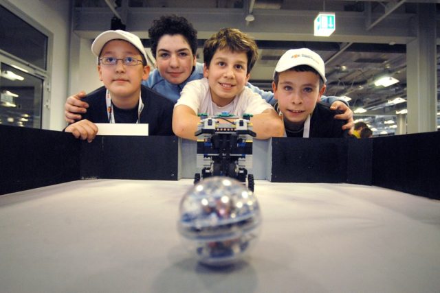 Děti a jimi vytvořený robot  (ilustr. obr.) | foto:  RoboCup Bremen