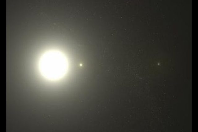 Polárka na obloze není sama,  v jejím těsném okolí najdete ještě další dvě hvězdy. Dnes považujeme Polárku za trojhvězdu. | foto:  NASA