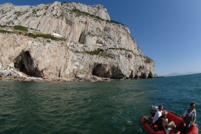 Gibraltarské jeskyně Gorham  (vlevo) a Vanguard  (vpravo),  kde před 32 tisíci lety žili jedni z posledních evropských neandrtálců. | foto: Clive Finlayson