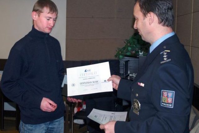 Andrej Amirov přebírá certifikát &quot;Gentleman silnic&quot; | foto: Policie ČR