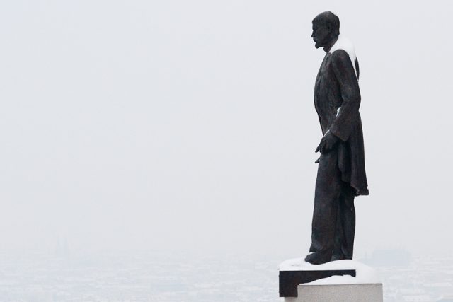 Zasněžená socha T.G.Masaryka | foto: Tomáš Adamec