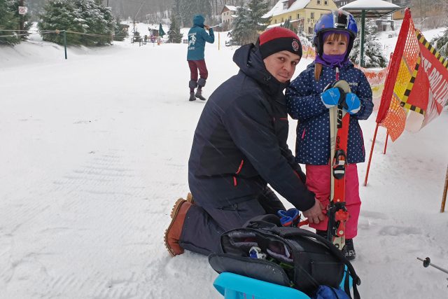 Otec připravuje svou dcerku na nástup do lyžařské školy v Telnici na Ústecku | foto: Jan Bachorík,  Český rozhlas