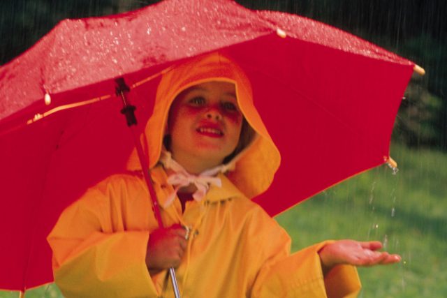 Dítě pod deštníkem | foto:  Comstock Images