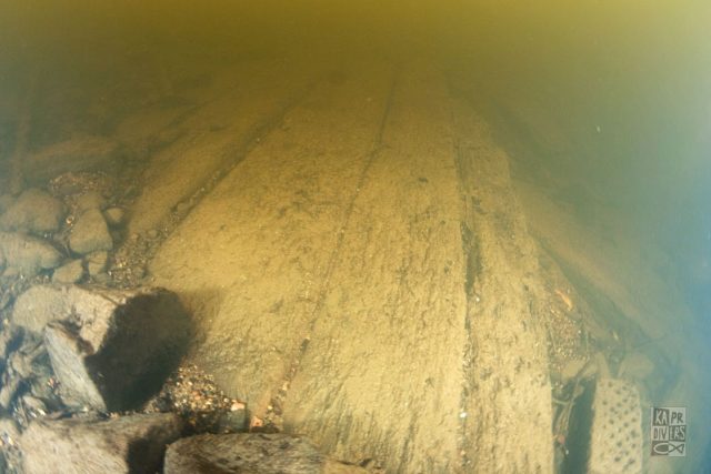 Dubový rošt ze 12. století,  na kterém kdysi stával jeden z pilířů Juditina mostu | foto: Petr Slezák,  Kapr Divers,  s.r.o.