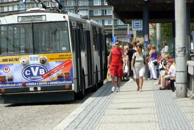 Trolejbus na zastávce MHD v Chomutově | foto: Tomáš Šácha,  Český rozhlas