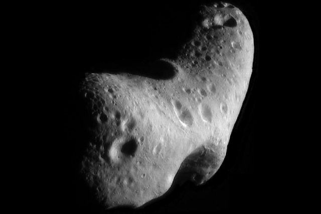 Obrázek asteroidu Eros pořízený NASA | foto: NASA/ JHUAPL