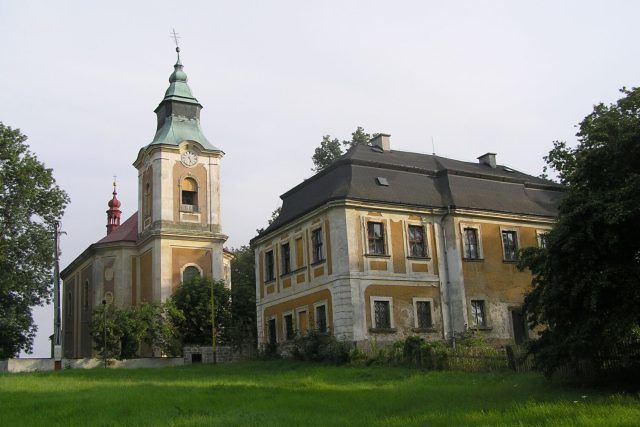 Kostel sv. Jana Nepomuckého ve Starých Křečanech | foto: Klára Mágrová