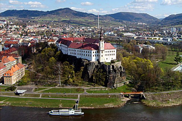 Pohled na děčínský zámek z Pastýřské stěny | foto: licence Public Domain,  volné dílo,  Ondřej  Koníček