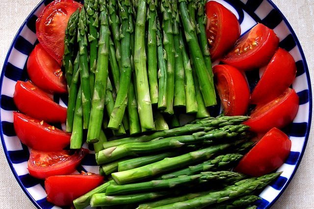 Jarní zelenina - chřest a rajčata | foto: Fotobanka stock.xchng