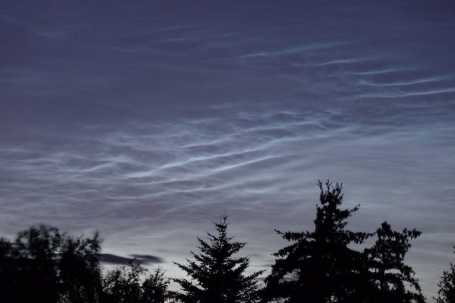Struktura výrazných nočních svítících oblak ze 13. července 2009 | foto: Petr Horálek