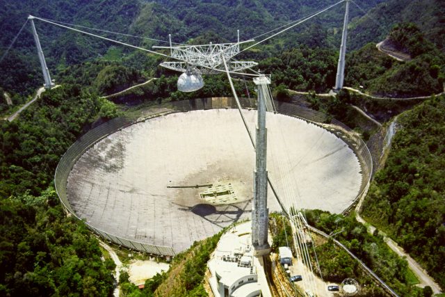 Radioteleskop u města Arecibo není jen největší,  ale také nejcitlivější na světě | foto:  NAIC – Arecibo Observatory,  NSF