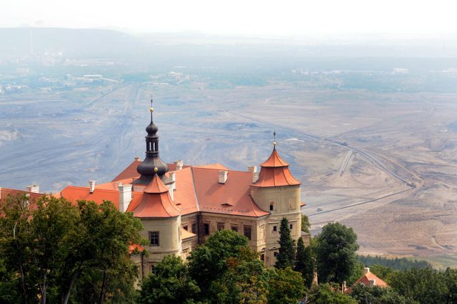 Zámek Jezeří a uhelný důl v Dolním Jiřetíně | foto: Filip Jandourek