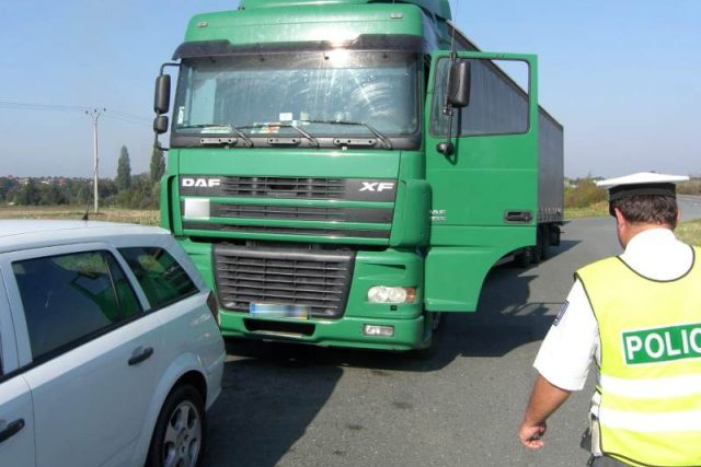Kontrola kamionu  (ilustr. obr.) | foto:  Policie ČR