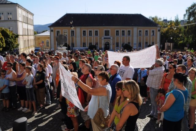 Lidé ve Varnsdorfu demonstrují proti nárůstu kriminality ve Šluknovském výběžku | foto: ČTK