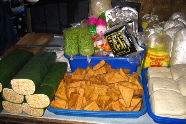 Typické indonéské výrobky ze sóji - tempe a tofu | foto: Michaela Budiman