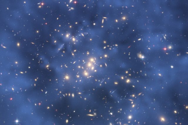 Snímek vzdáleného vesmíru z Hubbleova dalekohledu s teoretickým prstencovým rozložením temné hmoty | foto:  NASA