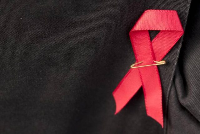Červená stužka,  symbol boje proti AIDS | foto: licence Creative Commons Attribution 3.0 Unported,  Andy McCarthy UK