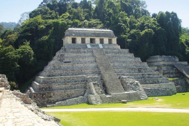 Chrám nápisů v Palenque uvnitř s Pakalovou hrobkou | foto: Jaroslav Klokočník