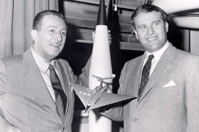 Dva ze symbolů amerických úspěchů - Walt Disney a Wernher von Braun | foto: Public domain,  NASA- NACA