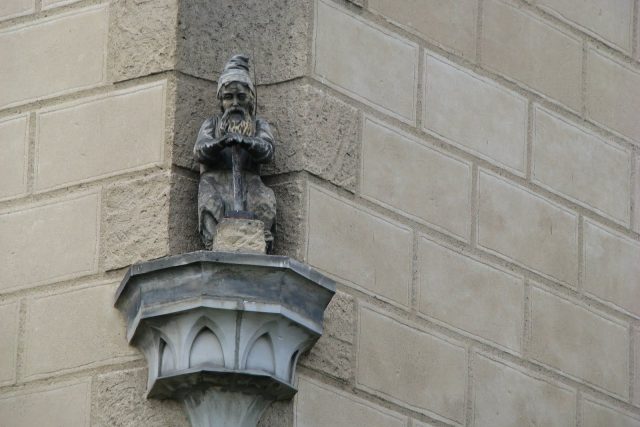 Budyně nad Ohří - socha tzv. Kvasničky v areálu vodního hradu | foto: Hana Biolková
