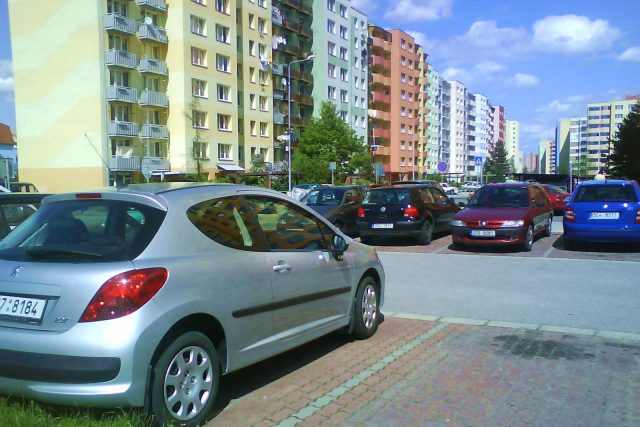 Parkování na sídlišti  (ilustr. obr.) | foto: Jana Matznerová